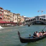 Fahrt auf dem Canale Grande mit Blick auf die Rialto Brücke