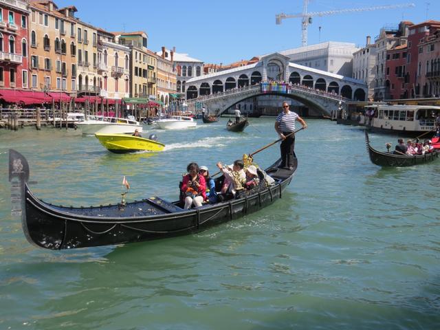 Fahrt auf dem Canale Grande mit Blick auf die Rialto Brücke