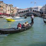 Fahrt auf dem Canale Grande mit Blick auf die Rialto Brücke