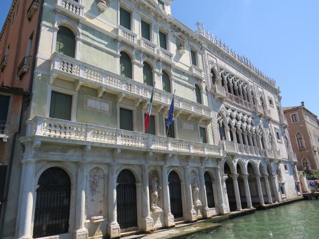 der Palast ist ein bezeichnendes Beispiel für die venezianische Gotik des frühen 15. Jahrhunderts