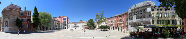 Breitbildfoto vom schönen campo bei der Kirche Santa Maria Gloriosa dei Frari