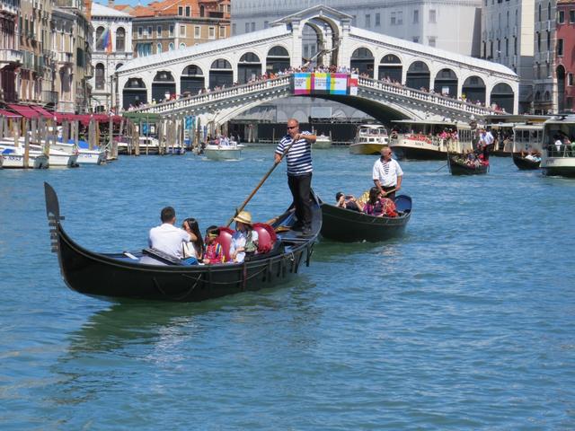 die Rialto Brücke wurde wischen 1588 und 1591 erbaut