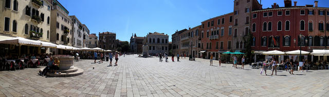 schönes Breitbildfoto von einem campo. So heissen die Plätze in Venedig. Es gibt nur ein Platz in Venedig, der Markusplatz