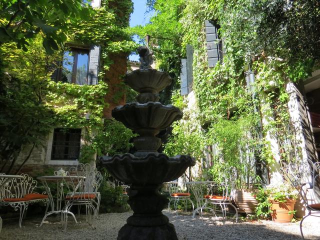 das Hotel Flora besitzt ein schöner romantischer Garten