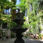 das Hotel Flora besitzt ein schöner romantischer Garten