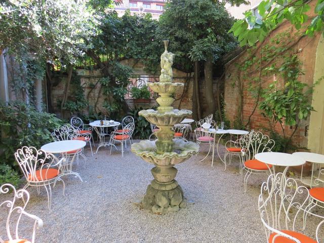 das Hotel Flora besitzt ein schöner romantischer Garten