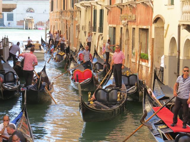 Stau in den Kanälen von Venedig