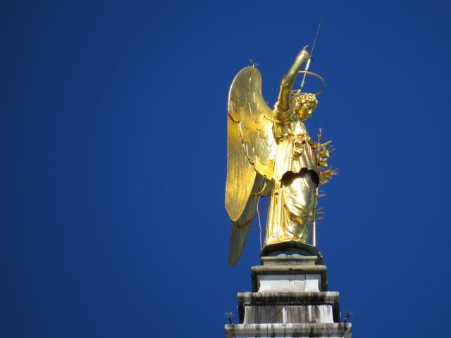 die goldene Statue auf dem Campanile San Marco