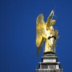 die goldene Statue auf dem Campanile San Marco