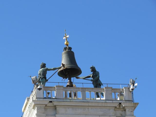 zwei riesige Figuren aus Bronze schlagen auf einer Bronzeglocke die Stunden an