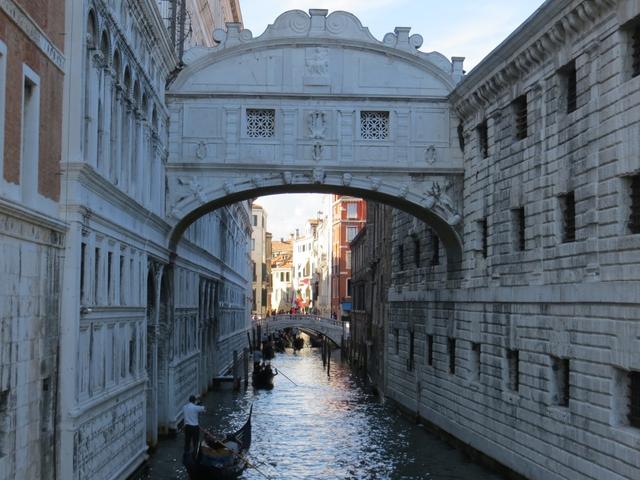 die Seufzerbrücke (Ponte dei Sospiri). Gefangene wurden über diese Brücke gebracht