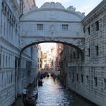 die Seufzerbrücke (Ponte dei Sospiri). Gefangene wurden über diese Brücke gebracht