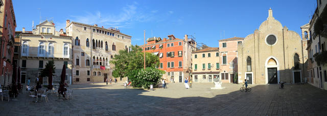 Breitbildfoto von einem Campo in Venedig