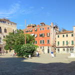 Breitbildfoto von einem Campo in Venedig