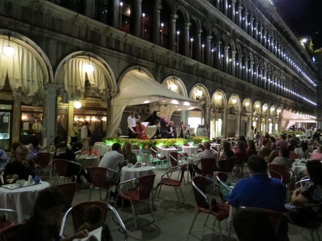 beim Ristorante Quadri auf dem Markusplatz hörten wir gespannt der Musik zu