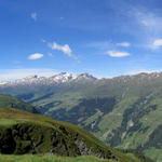 super schönes Breitbildfoto mit Blick zum Piz Beverin, Bruschghorn, Verdushorn, Piz Tömul, Tällihorn und Piz Fess