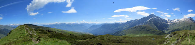 super schönes Breitbildfoto mit Blick auf den Glaser Grat, ins Domleschg, Piz Beverin, Bruschghorn und Verdushorn