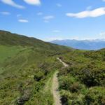 bei Valdiena senkt sich der Wanderweg zum kleinen Sattel bei Punkt 1989 m.ü.M.