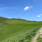 auf gleichbleibender Höhe und einfachem Wanderweg geht es zu Punkt 2018 m.ü.M.