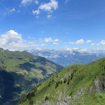 was für ein Traumhaft schönes Breitbildfoto. Unzählige Berge und Täler sind zu sehen