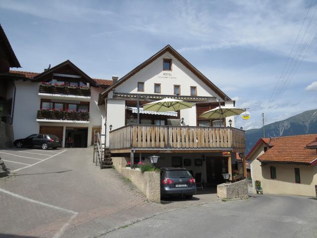 auf der Terrasse vom Hotel Plattas haben wir etwas getrunken und auf das Postauto gewartet, das uns wieder nach Thusis brachte