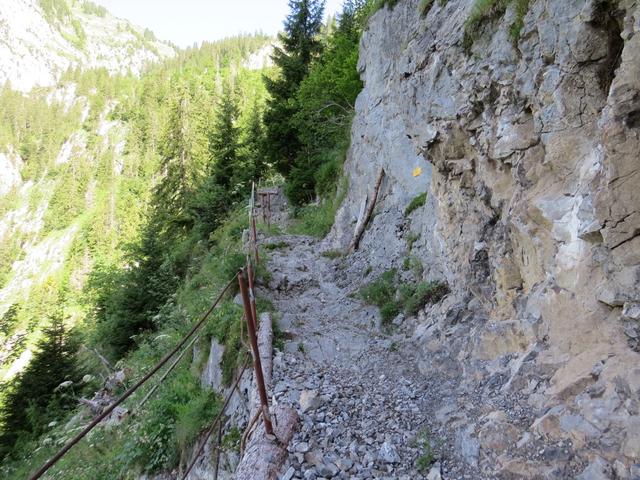 oder direkt an den Felsen entlang