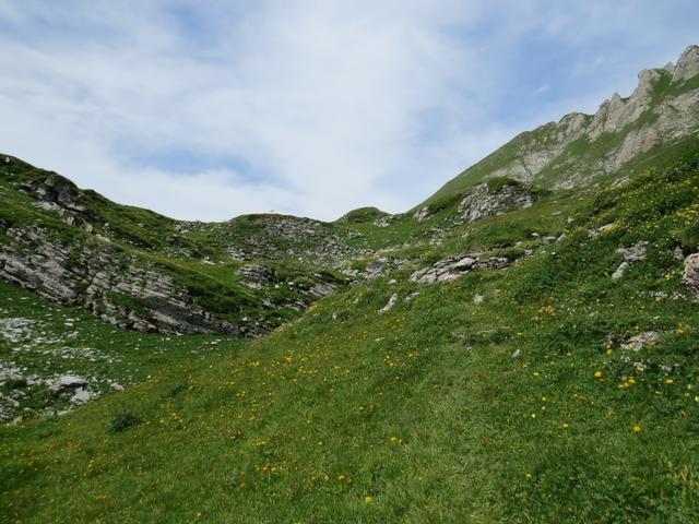 wir durchqueren die Alphütten von Gaasche und wandern weiter Richtung Punkt 1994 m.ü.M.