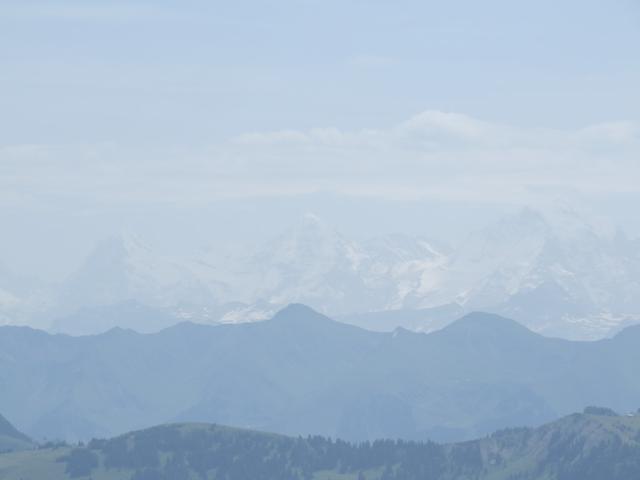 schwach zu erkennen das Dreigestirn: Eiger, Mönch und Jungfrau