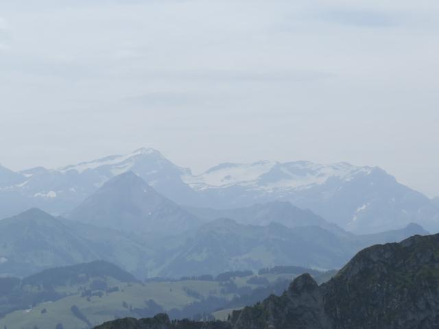 schwach zu erkennen das Wildhorn