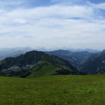 schönes Breitbildfoto vom Garte aus gesehen. Leider verdecken Wolken und Dunst die ansonsten traumhafte Aussicht