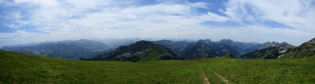 schönes Breitbildfoto vom Garte aus gesehen. Leider verdecken Wolken und Dunst die ansonsten traumhafte Aussicht