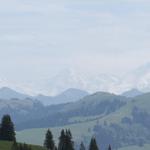 schwach zu erkennen das Dreigestirn: Eiger, Mönch und Jungfrau