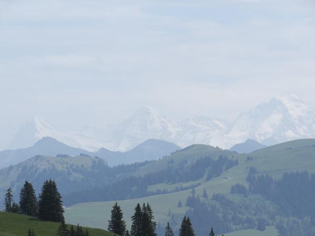 schwach zu erkennen das Dreigestirn: Eiger, Mönch und Jungfrau