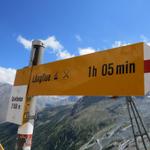 Wegweiser bei der Mittelstation der Seilbahn auf Spielboden 2455 m.ü.M.