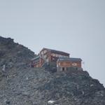 Blick hinauf zur Mischabelhütte. Dort oben waren wir auch schon