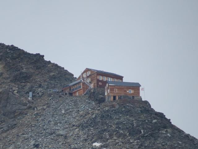 Blick hinauf zur Mischabelhütte. Dort oben waren wir auch schon