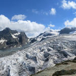 sehr schönes Breitbildfoto von der Längfluehütte aus gesehen mit Blick auf den Feegletscher