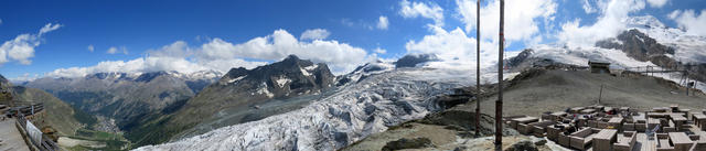 sehr schönes Breitbildfoto von der Längfluehütte aus gesehen mit Blick auf den Feegletscher