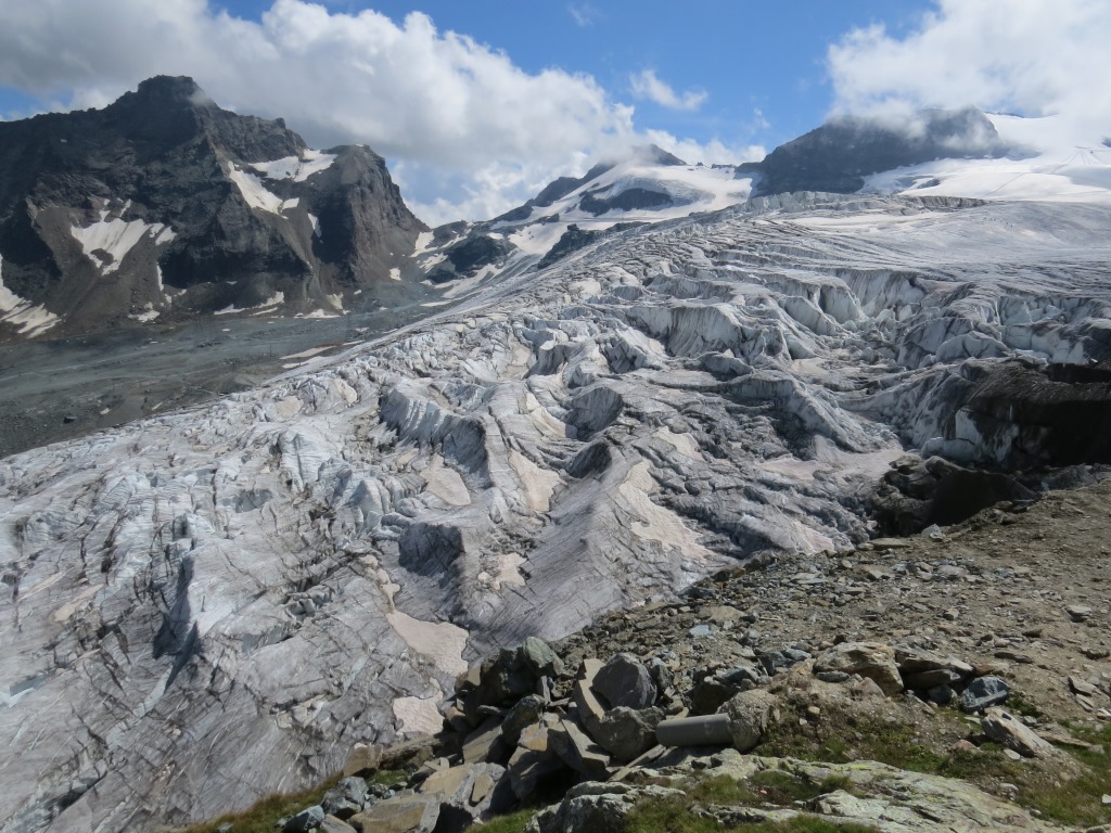 Blick von der Längfluehütte 2869 m.ü.M. auf den Feegletscher. Wirklich eine "noch" imposante Gletscherwelt