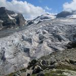 Blick von der Längfluehütte 2869 m.ü.M. auf den Feegletscher. Wirklich eine "noch" imposante Gletscherwelt