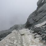 der Weg führt über den Chessjengletscher