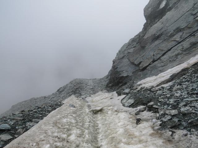 der Weg führt über den Chessjengletscher