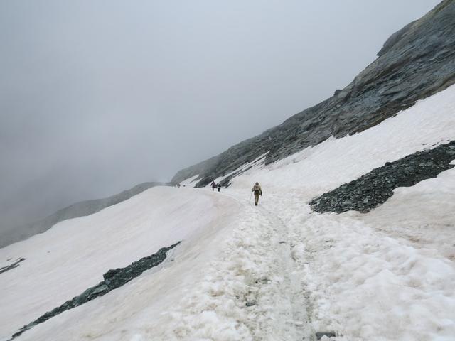 der Weg ist gut ersichtlich und ohne Probleme machbar. Immer auf ca. 3000 m geht es zum Egginerjoch