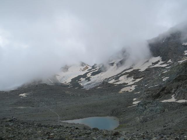 Blick auf die kleine Senke unterhalb vom  Chessjengletscher und der Britanniahütte