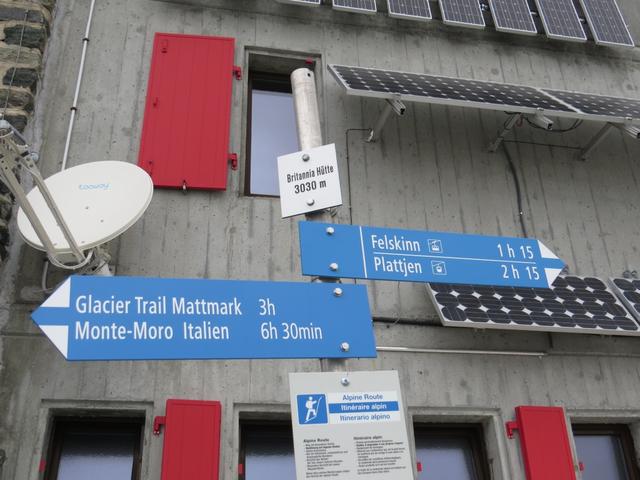 Wegweiser bei der Britanniahütte 3030 m.ü.M.