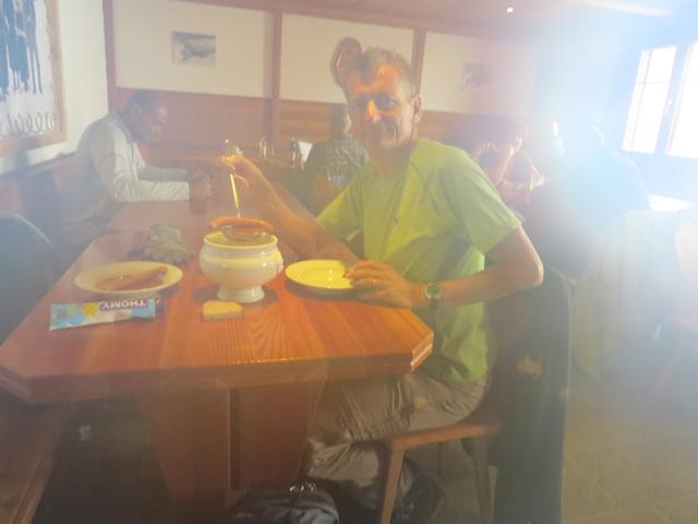 in der Britanniahütte legen wir eine Pause ein und geniessen eine warme Gerstensuppe