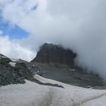 wir verlassen nun die Britanniahütte und laufen über den Chessjengletscher wieder in die Senke runter