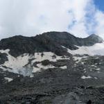 schönes Breitbildfoto der Senke mit den drei Gletscherseen. Links die Britanniahütte, rechts das Egginerjoch