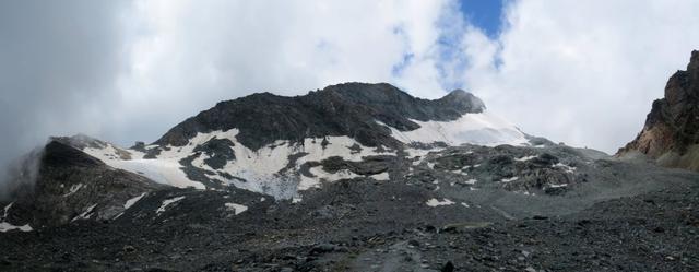 schönes Breitbildfoto der Senke mit den drei Gletscherseen. Links die Britanniahütte, rechts das Egginerjoch