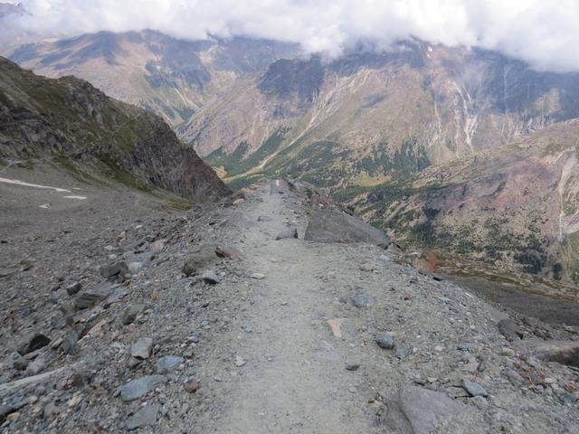 der Weg führt über eine Moräne zu Punkt 2797 m.ü.M. hier verlässt man die Moräne und biegt links ab